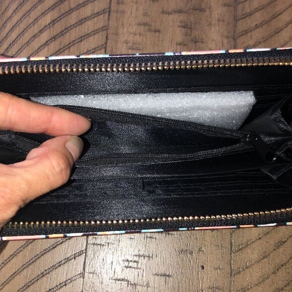 NWT Vegan Southwest Look 👀 Zip Wallet. Zip and card compartments. Secure! - Picture 10 of 17